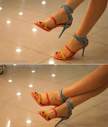 Sự pha trộn màu sắc tạo sự bắt mắt cho đôi sandal này dù kiểu dáng khá đơn giản. Xem thêm: "Relax" ngày hè với váy ngắn thanh lịch, cuốn hút